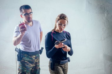 Nefsi müdafaa için tabanca kullanan bir kadın hedef.