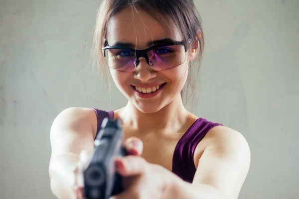 En kvinna mål öva med en pistol för självförsvar — Stockfoto