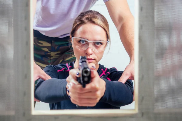 Kobiecy cel ćwiczący z pistoletem do samoobrony. — Zdjęcie stockowe
