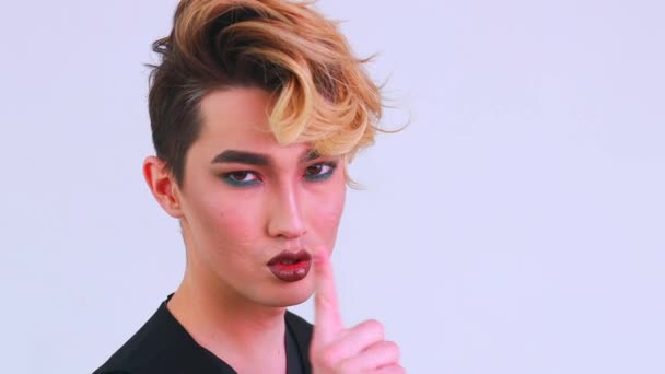 Asian man with luxurious blonde hair and gorgeous make-up in white wall studio background passion look at camera — Stock Video