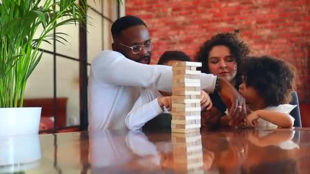 Afrykańska amerykańska mieszana rodzina rasowa przy stole grająca w grę planszową — Wideo stockowe
