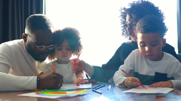 Família afro-americana aprendendo a ler aprendendo o alfabeto juntos — Vídeo de Stock