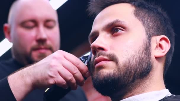 Árabe guapo barbudo hombre consiguiendo corte de pelo en barbería — Vídeos de Stock