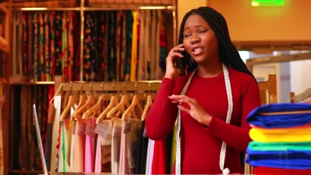 Latino espagne salewoman dans le stockage mise à jour coton et dentelle tissu showroom parler par téléphone avec le client — Video