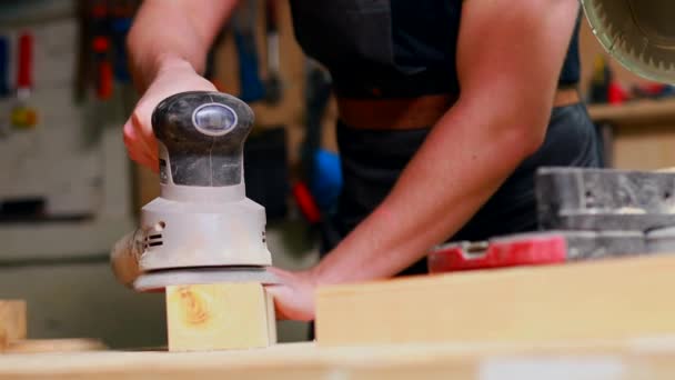 Carpintero joven trabajando con madera en taller — Vídeos de Stock