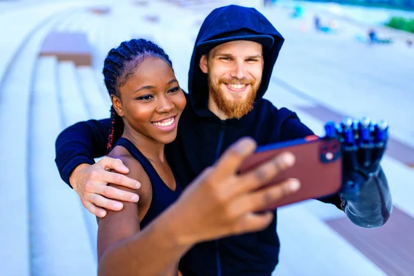 Amigos de carreras mixtas entrenamiento de fitness juntos al aire libre tomar foto selfie en la cámara del teléfono inteligente — Foto de Stock