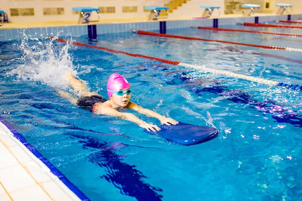 Ragazzo disabile con sindrome di Down in cuffia da nuoto con occhiali — Foto Stock