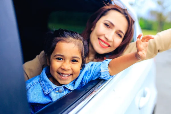 Menina criança feliz com a mãe no carro indo em uma viagem de férias de verão — Fotografia de Stock