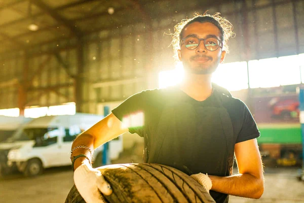 Oosters etnisch knap zwart haar en baard man in uniform is het werken in auto service — Stockfoto