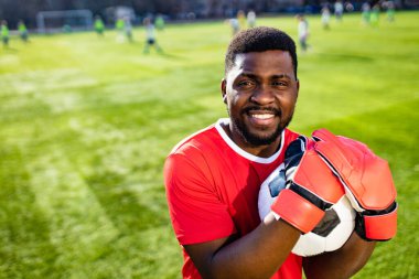 Brezilyalı kaleci futbol antrenmanı sırasında topu stadyumda yakalıyor.