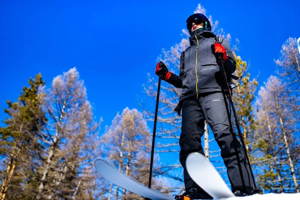 Maschio sciatore indossare maschera googles sci e attrezzature professionali sci ourdoors nella foresta russa — Foto Stock