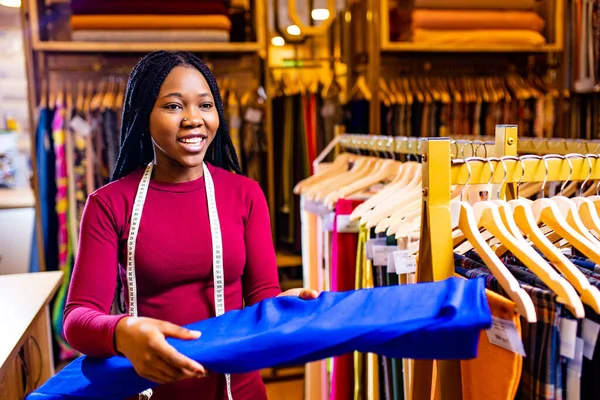Mujer de negocios de piel oscura vendedora que trabaja en la tienda textil —  Fotos de Stock
