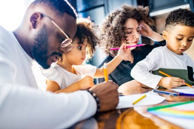 Brezilya Latincesi otantik karışım aile ilkokulu resim yapmayı ve yazmayı öğrenir.