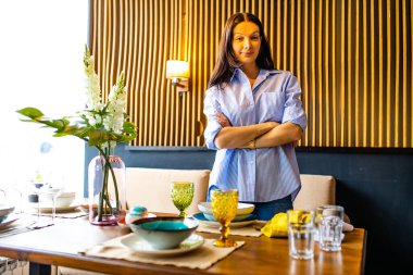 Arap tasarımcı görgü öğretmeni restoranda tabakları ne kadar doğru yerleştirdiğini gösteriyor.