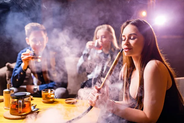 Freunde feiern in Shisha-Lounge und rauchen Shisha — Stockfoto