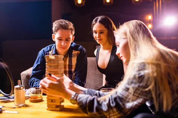 Junge Leute haben Spaß beim Brettspiel am Tisch — Stockfoto