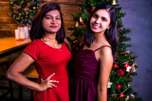 Indiai nővérek divat portré csinos fiatal legjobb barátok ünneplő karácsonyi party — Stock Fotó