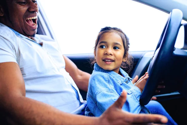 Menina criança feliz com o pai no carro indo em uma viagem de férias de verão — Fotografia de Stock