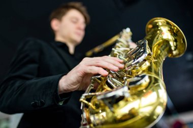 Erkek caz müzisyeni bir restoranda saksafon çalıyor.