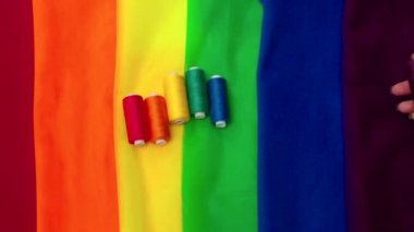 Çok renkli kumaş parçaları ve masanın üzerinde bir iplik. Geçit töreni için hazırlık.