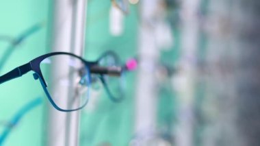 Optik mağazasında gözlüklü kimse yok.