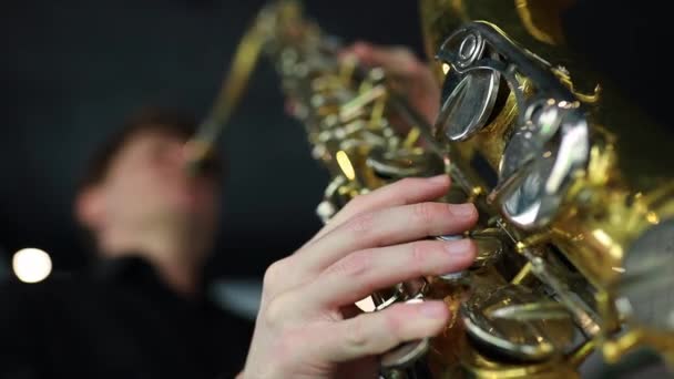 Студент учится играть на саксофоне в комнате — стоковое видео
