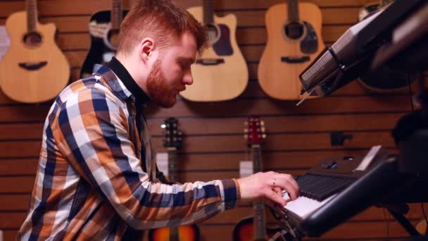 Manos masculinas tocando piano cerca de la escuela de música en línea — Vídeo de stock