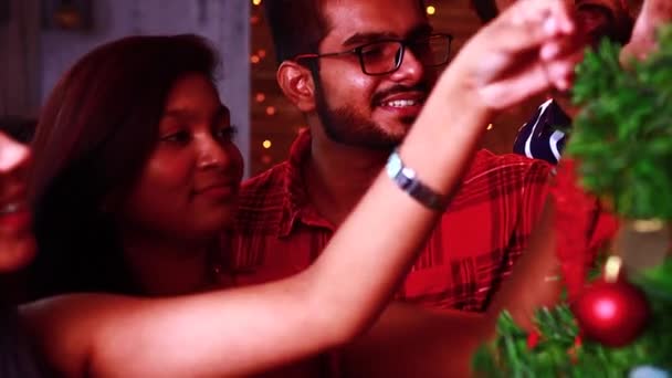 Indiaanse vrienden versieren de kerstboom zelf-isolatie quarantaine corona virus covid uitbraak verblijf thuis — Stockvideo