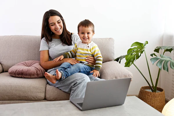 Maradj Otthon Anya Dolgozik Távolról Laptop Miközben Vigyáz Baba Fiatal — Stock Fotó