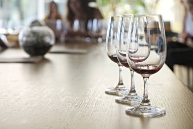 Şaraphanede şarap kadehleri sergileniyor. Kapat, kopyala boşluk, arkaplan.