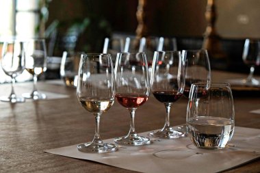 Şaraphanede şarap kadehleri sergileniyor. Kapat, kopyala boşluk, arkaplan.