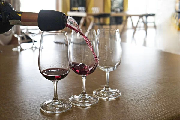 Şaraphanede şarap kadehleri sergileniyor. Kapat, kopyala boşluk, arkaplan.