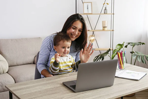 Ung Vacker Kvinna Hennes Två Gamla Son Sitter Vid Skrivbordet — Stockfoto