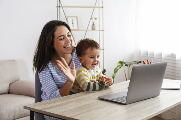 Ung Vacker Kvinna Hennes Två Gamla Son Sitter Vid Skrivbordet — Stockfoto