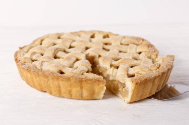 Geleneksel Amerikan Teşekkürleri Beyaz arka planda izole edilmiş kafes turtası veriyor. Altın hamura pişirilmiş ev yapımı meyveli tart. Kapat, boşluğu kopyala, üst görünüm.