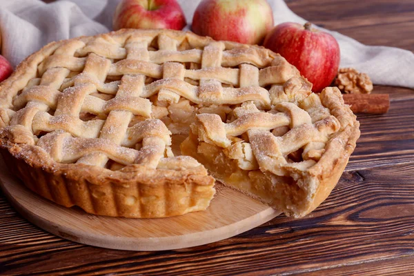 Traditionelle Amerikanische Dankeschön Torte Mit Ganzen Bio Äpfeln Zimtstangen Auf — Stockfoto