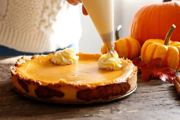 Comida Tradicional Acción Gracias Mesa Madera Mujer Añadiendo Topping Batido — Foto de Stock