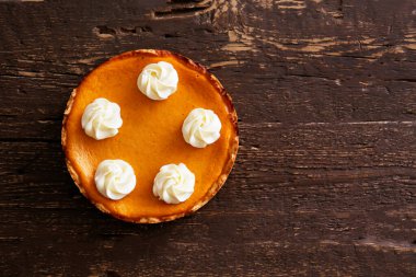 Ahşap masada geleneksel Şükran Günü yemeği. Portakal aromalı, ev yapımı, kabaklı ve süslemeli bir turta. Üst görünüm, kapat, boşluğu kopyala, arkaplan.