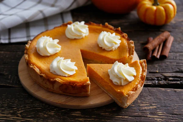 Traditionelles Erntedankessen Auf Einem Holztisch Orangen Köstlichen Hausgemachten Kürbiskuchen Mit — Stockfoto