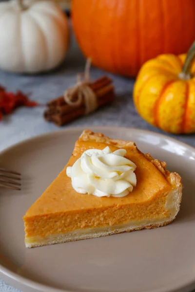 Comida Tradicional Acción Gracias Mesa Madera Naranja Deliciosa Tarta Calabaza — Foto de Stock