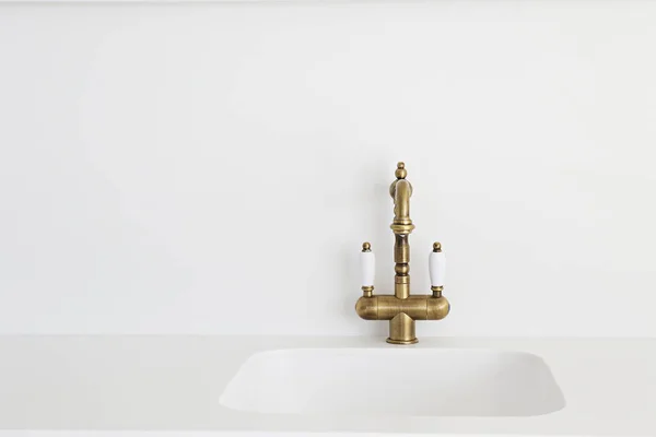 在一个白色简约风格的厨房里 近照一张老式两手水龙头的照片 铜复古风格的水搅拌器 复制空间 — 图库照片