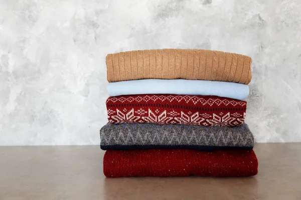 Montón Coloridos Suéteres Perfectamente Doblados Con Patrones Tradicionales Navidad Montón —  Fotos de Stock
