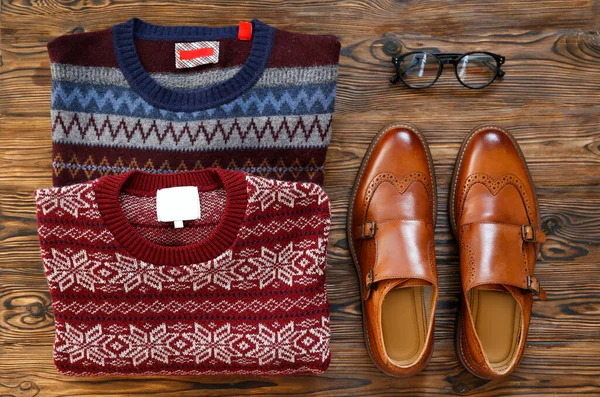 스웨터의 위에는 축제풍의 무늬와 남자들의 신발이 — 스톡 사진