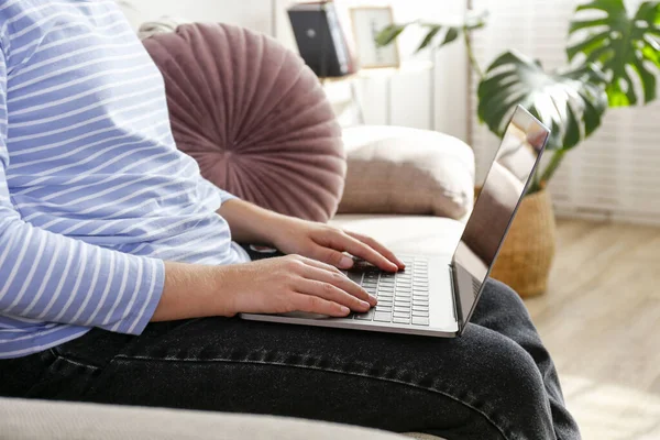 Arbeta Hemifrån Koncept Beskuren Bild Kvinnors Händer Som Skriver Laptop — Stockfoto