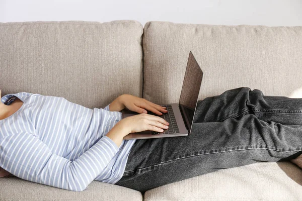 Arbeta Hemifrån Koncept Beskuren Bild Kvinnors Händer Som Skriver Laptop — Stockfoto