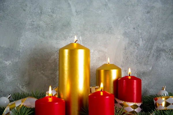 Bando Velas Vermelhas Douradas Queimando Mesa Madeira Texturizada Com Decoração — Fotografia de Stock