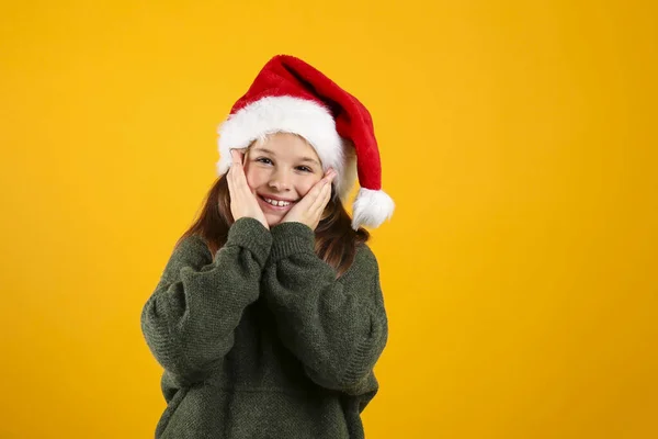 Portrait Jeune Fille Portant Chapeau Traditionnel Père Noël Pull Tricoté — Photo