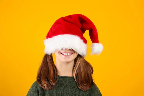 Retrato Menina Vestindo Chapéu Tradicional Papai Noel Camisola Malha Verde — Fotografia de Stock