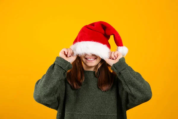 전통적 산타클로스 모자를 뜨개질 스웨터를 소녀의 크리스마스를 축하하는 아이의 스튜디오 — 스톡 사진