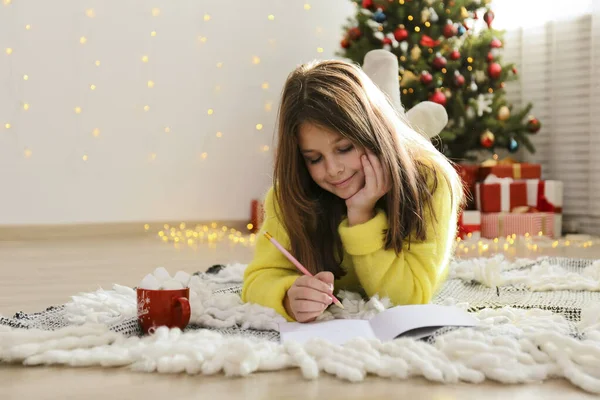 Fille Allongée Sur Sol Maison Écrivant Une Lettre Père Noël — Photo